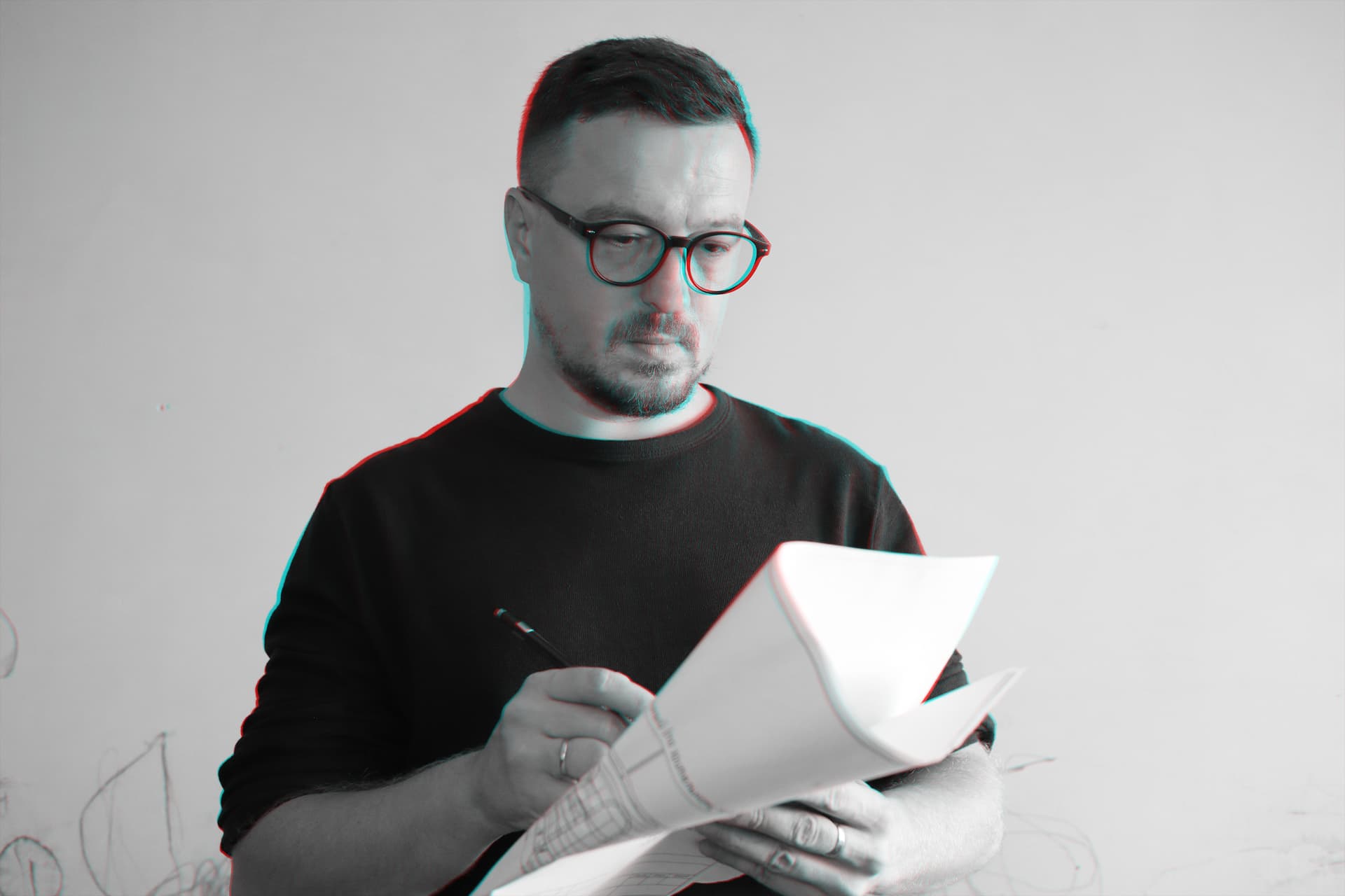 Архитектор A12.Group работает над чертежами